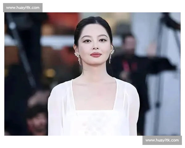 辛芷蕾威尼斯听译名场面：一句 “啥呀” 松弛感封神